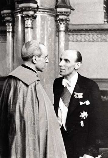A friss miniszterelnök a pápa képviselőjével (1938)