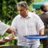 Orbán Viktor a húsosfazék körül ólálkodik – A fotós meg a bokorban