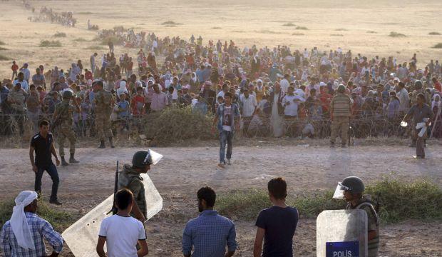 Több száz menekült a török határnál