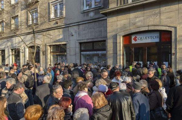 Károsultak demonstrációja Debrecenben