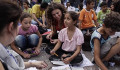 Szír és magyar zászlót rajzolnak a menekült gyerekek