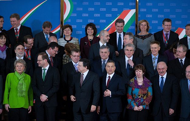 Reding (balra) a magyar parlamentben, 2011-ben