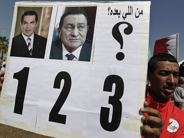 Ben-Ali és Mubarak képei egy 2011-es tüntetésen