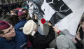 Antirasszista tüntetők megakadályozták, hogy Gulyás Gergely és Boross Péter a fajvédő Donáth György szobrát felavassa