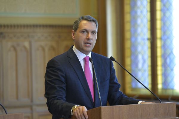 Lázár János, a Miniszterelnökséget vezető miniszter szokásos heti sajtótájékoztatóját tartja az Országházban 