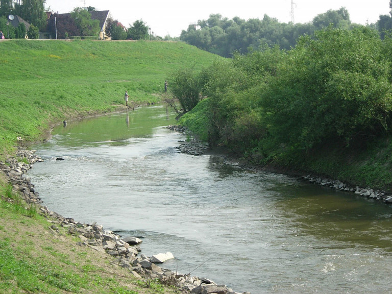 Megrepedt egy tározó, szennyvíz szivárgott Lőrinci közelében