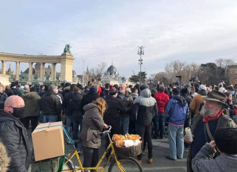 Hat Hősök terén tüntető személy ellen intézkedtek a rendőrök
