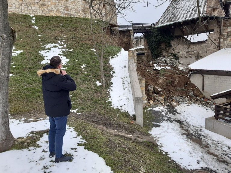 Egy szakaszon leomlott Egerben a vár fala