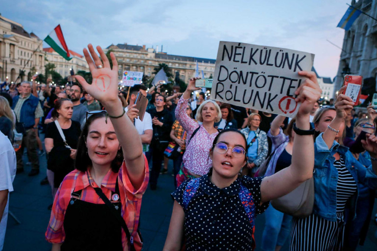 A státusztörvény elleni tüntetésen jelentette be a tanár, hogy 31 év után lemond