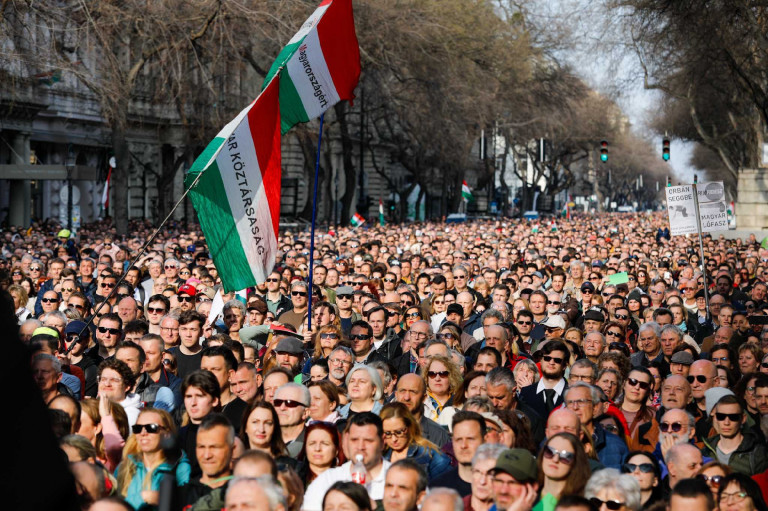 Závecz: Magyar Péter a Momentum és a Kutyapárt szavazóit veszi el
