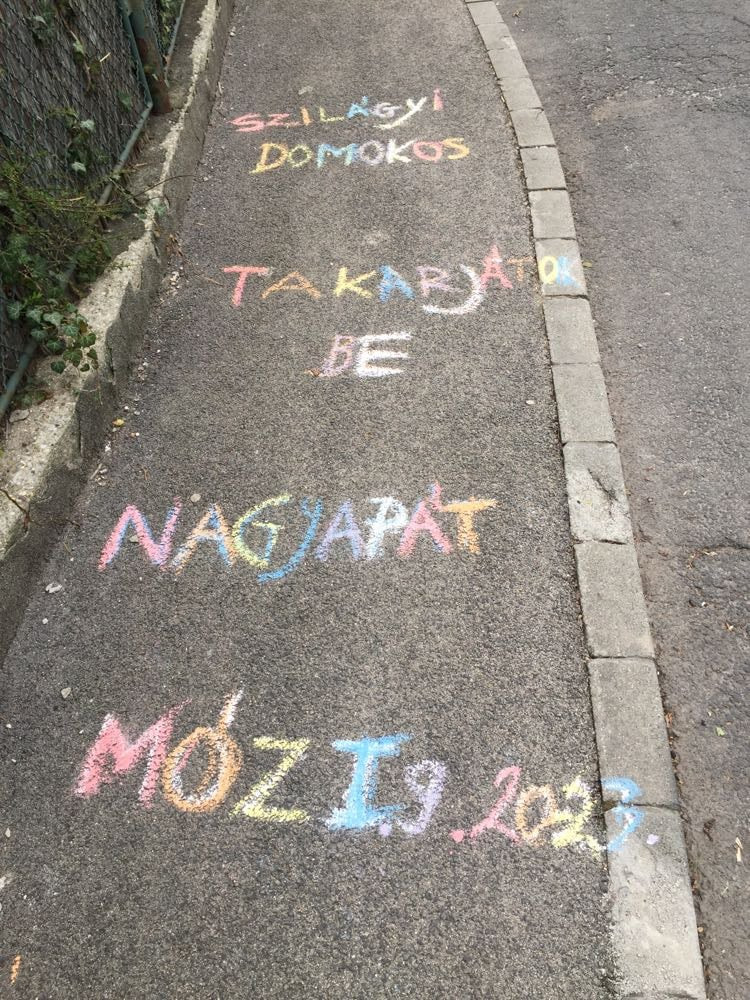 Takarjátok be a nagypapát – Idén Szilágyi Domokos versét írták fel a járdára Orbán utcájában 