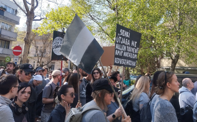 Táblákon üzentek a Szürkekutyák a hatalomnak - FOTÓK
