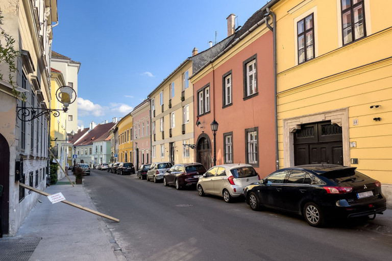 Befektetők rohamozhatják meg a Várnegyedet, ha a kerületnek el kell adnia a lakásait