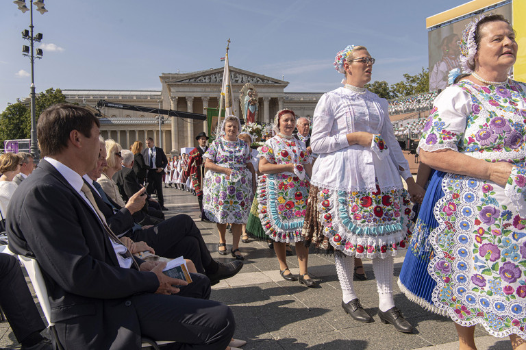 Szereptévesztés, önáltatás - két eucharisztikus kongresszus Budapesten