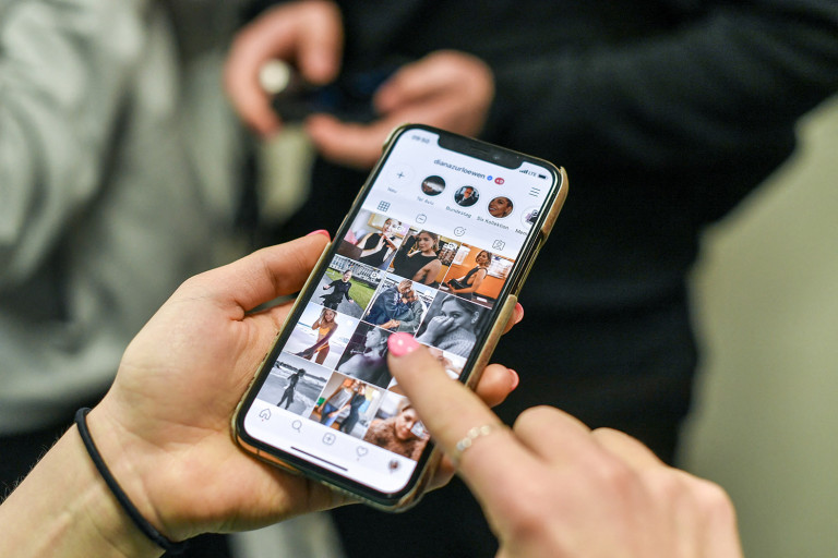 Az apolitika diszkrét bája – miért nem szólalnak meg egyes influenszerek közéleti kérdésekben? 
