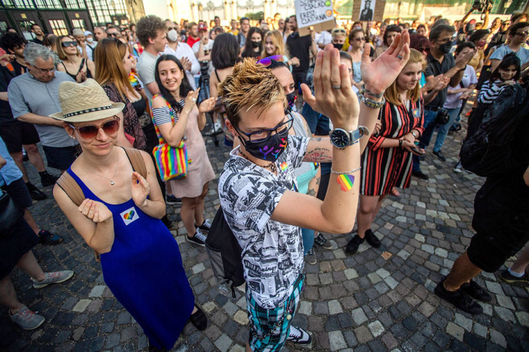 Megkésett bocsánatkérésnek tűnik a pszichiátriai és a pszichológiai társaság állásfoglalása a homofób törvényről