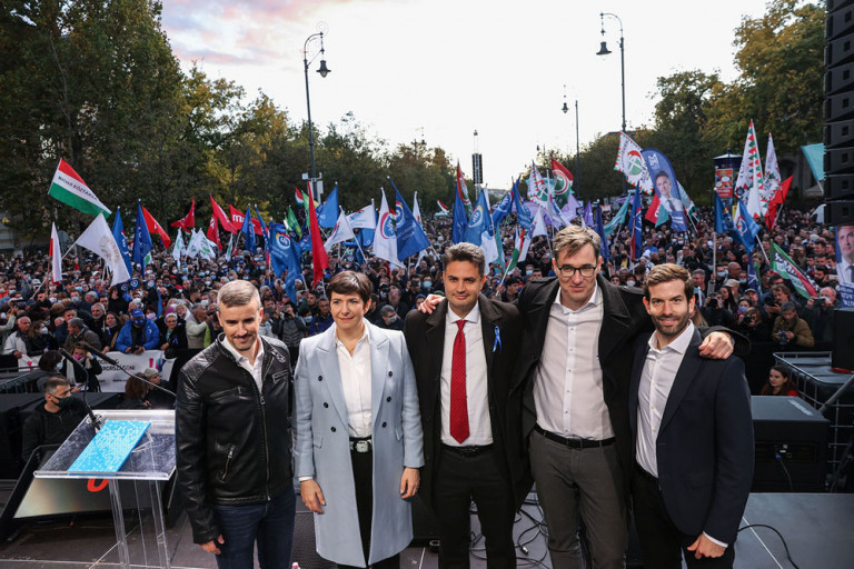Azon megy a vita az ellenzékben, hogy dohányzik-e Jakab és Gyurcsány