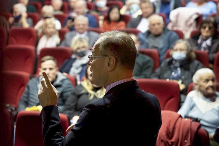Álcivilek finanszírozásával veszi semmibe a kampányköltési plafont a Fidesz