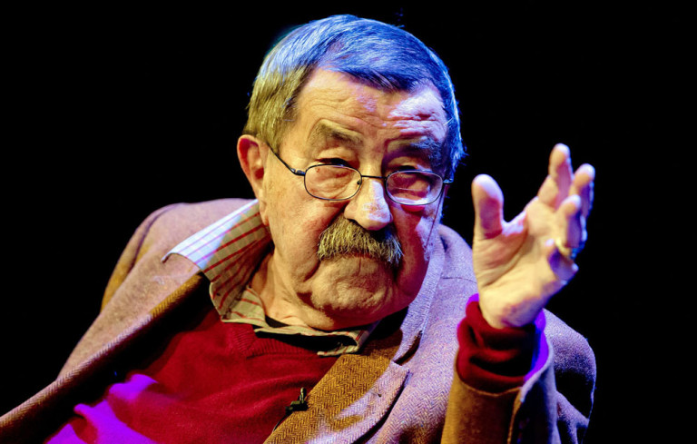 Günter Grass tükörbe néz