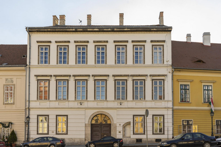 A Dísz téri palota, amely a kiugrási kísérlet 