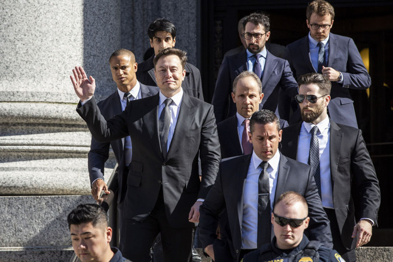 A twitterezők szerint távoznia kell, Elon Musk inkább a szavazás szabályain változtatna