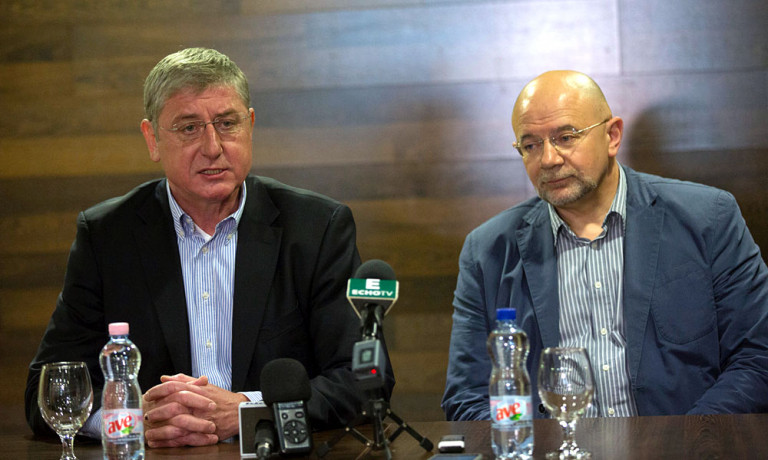 Negyed óráig a buszmegállóban parkolt a DK-s alpolgármester