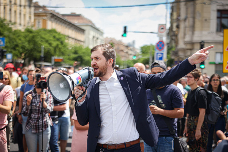 A tanárok helyzetéről indít tájékoztató kampányt a Momentum