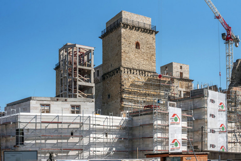 A diósgyőri vár felújítása: betonból építenek középkori várat a 21. században