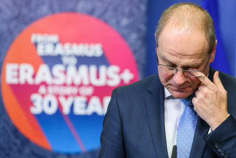 Ahogy nem rendezhetünk saját focivébét, úgy nem indíthatunk saját nemzetközi tudományos programot sem