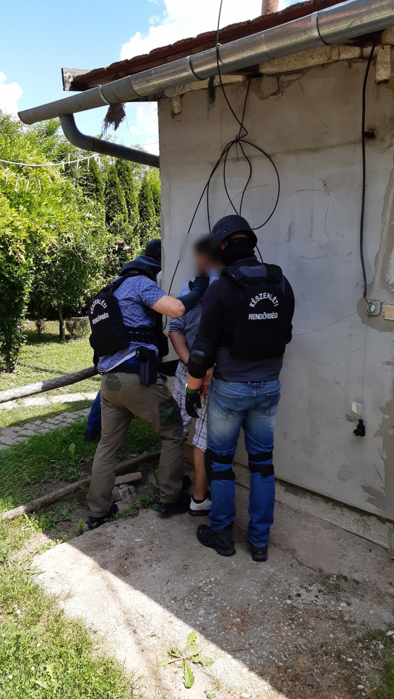 Törött csontokkal szökött meg a 19 éves nő az emberkereskedőtől