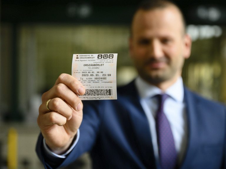 Mire jó a MÁV új megye- és országbérlete?