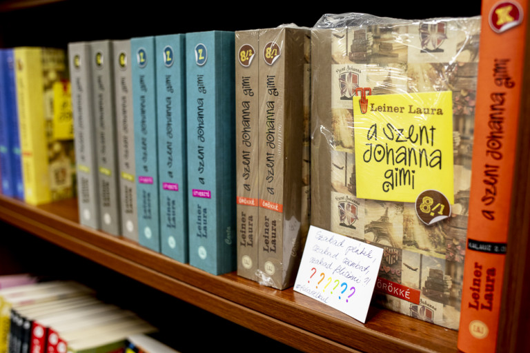 A homofób törvény hatása: befóliáznak bizonyos könyveket a Librinél
