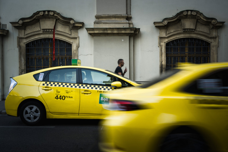 Mi a bajuk a fővárosi taxisoknak a Bolttal?