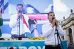 Magyar Péter a Fidesz székházához küldte a zászlókkal megjelenő DK-sokat