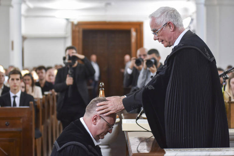 Miért képtelen a megújulásra a református egyház?