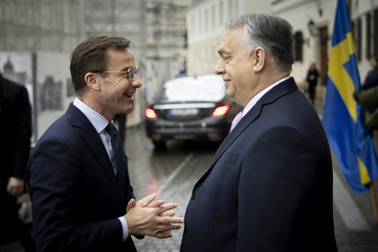 Színjátékkal leplezett hátraarc