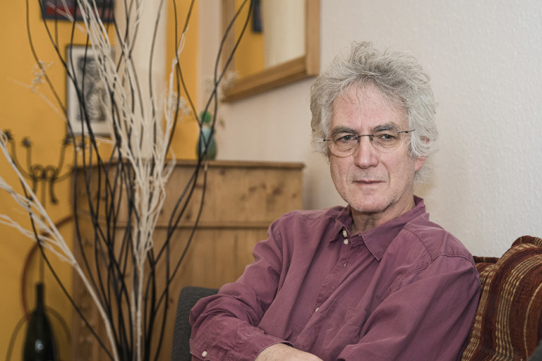 „A füle botját sem”  