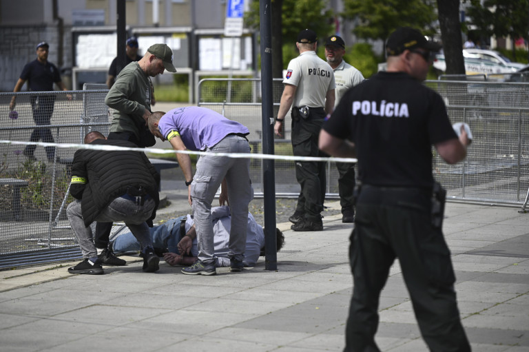 Terrortámadásra minősítették át a Fico elleni merényletet