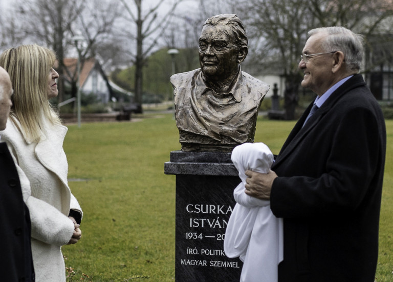 Milyen üzenete van Csurka István fideszes rehabilitálásának?