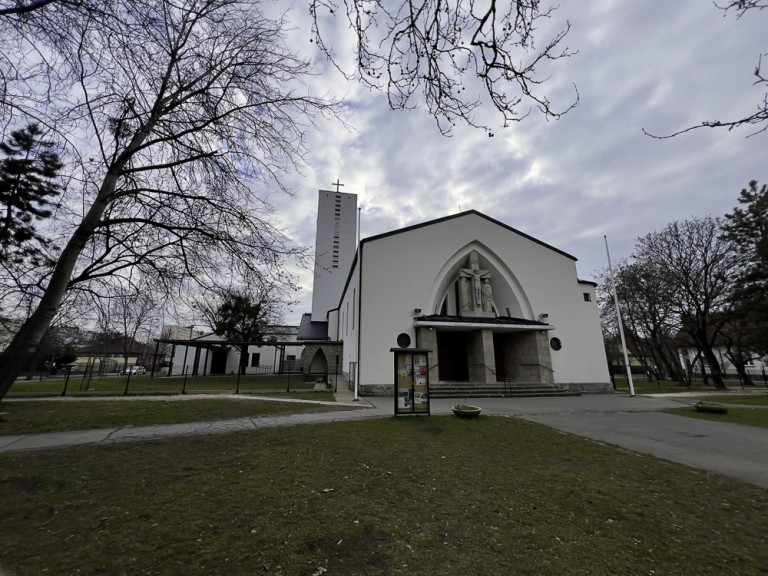 Szovjet pilóták hősi emlékművének hitték, templomi szobor lett belőle