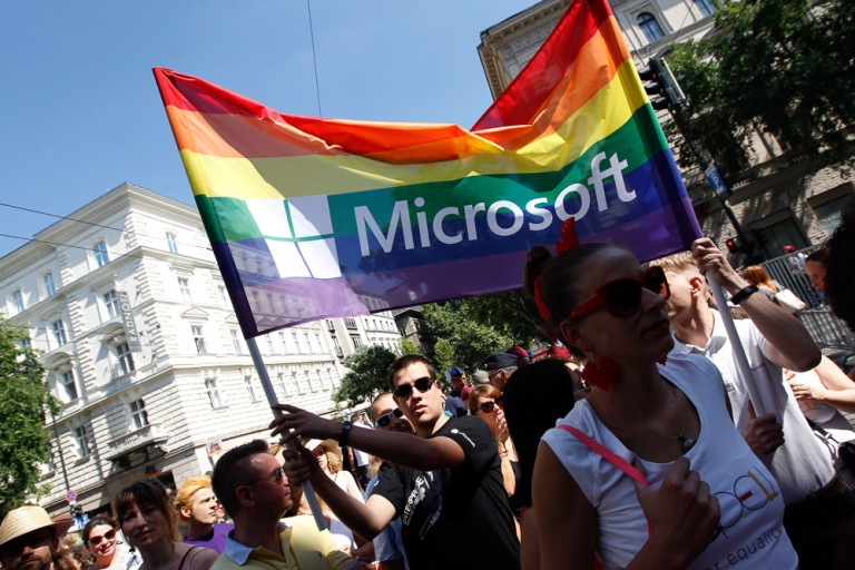 A Trump-tornádó és az orbáni homofóbia: eltünedeztek a multicégek a Pride mellől