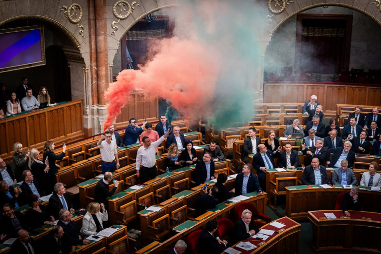 Pillanatnyi nehézségek