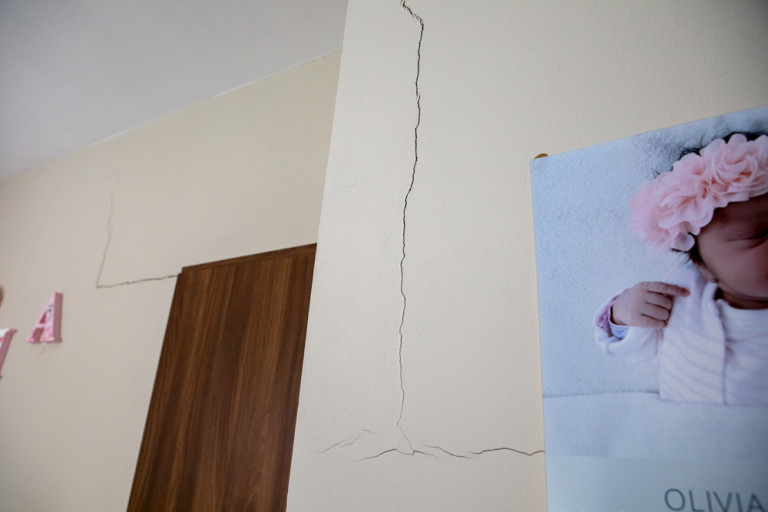 Mintha földrengés sújtotta volna: omladoznak a falak, a beruházót perelik egy társasház tulajdonosai