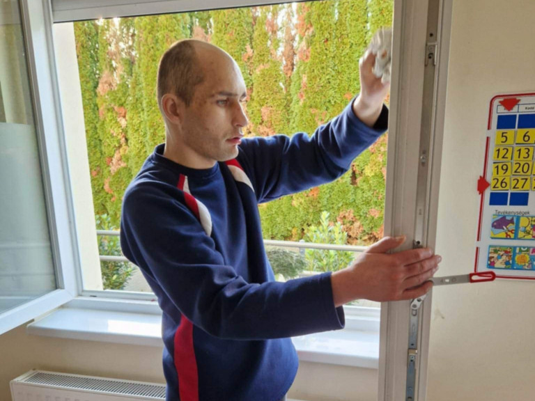 Egy autista fiatalember kényszergyógykezelése és tragikus halála