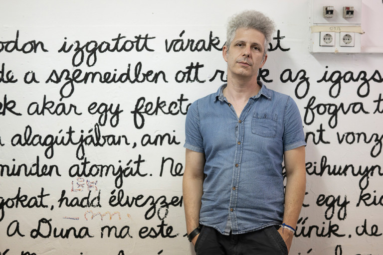 „Sose vonzottak az önsajnáltató, önreflektív, vagy a nagyon a közérzetre reflektáló dalok”  