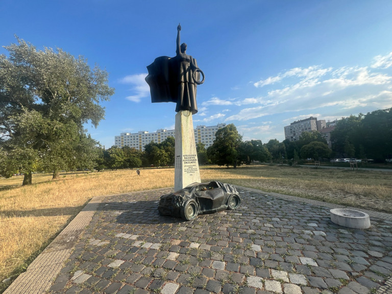 Eltűnik, eljelentéktelenedik ez a nemes szándék által éltere hívott emlékmű