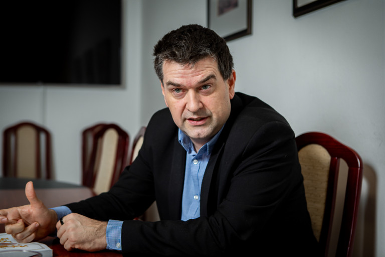 „Sokszor tárgyalóasztal sincs”  