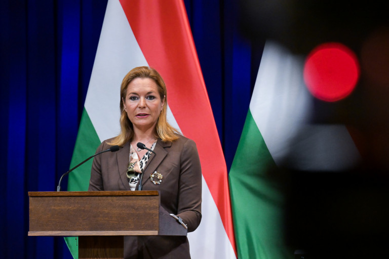 Egy kormányszóvivő portréja: Vitályos Eszter útja az önkormányzati képviselőségtől a kormányinfókig