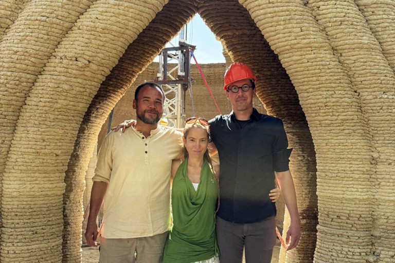 „Gyors, megfizethető és fantasztikusan ökologikus” – 3D nyomtatóval épül vályogház Nyimben  