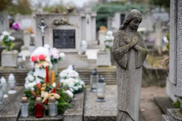 Tízesével, meztelenül szállított holttestekről beszéltek a temetkezési cég taggyűlésén